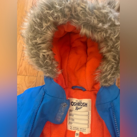 Unisex Oshkosh snow suit with attachable mittens and shoes. Very warm - Picture 4 of 10